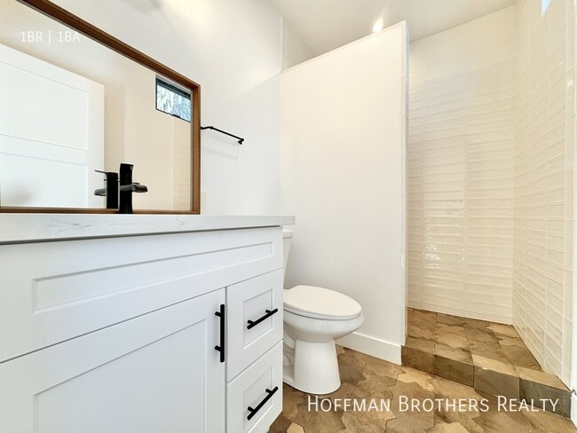 Building Photo - 2818 1/2 S Sycamore Ave-