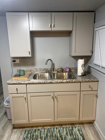 Kitchen - 4865 W Concord Pl