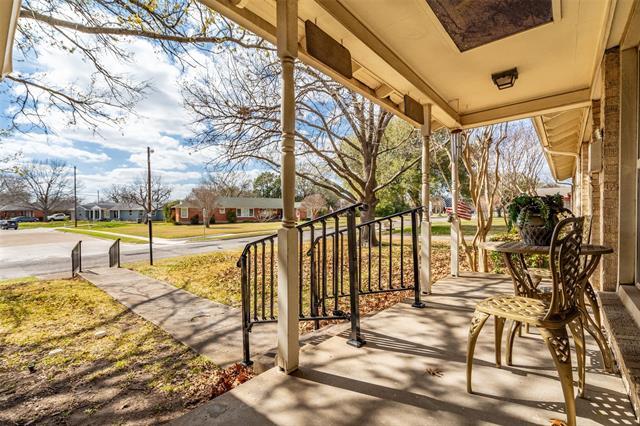 Building Photo - 1747 Mariposa Dr