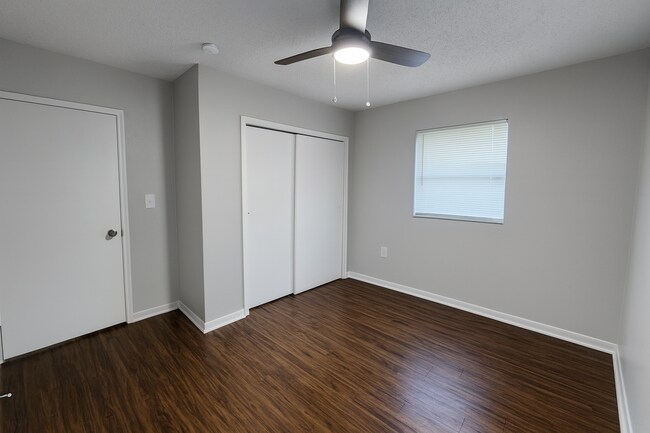 Building Photo - Renovated 2/1 in the Heart of Tampa on a DOUBLE lot!