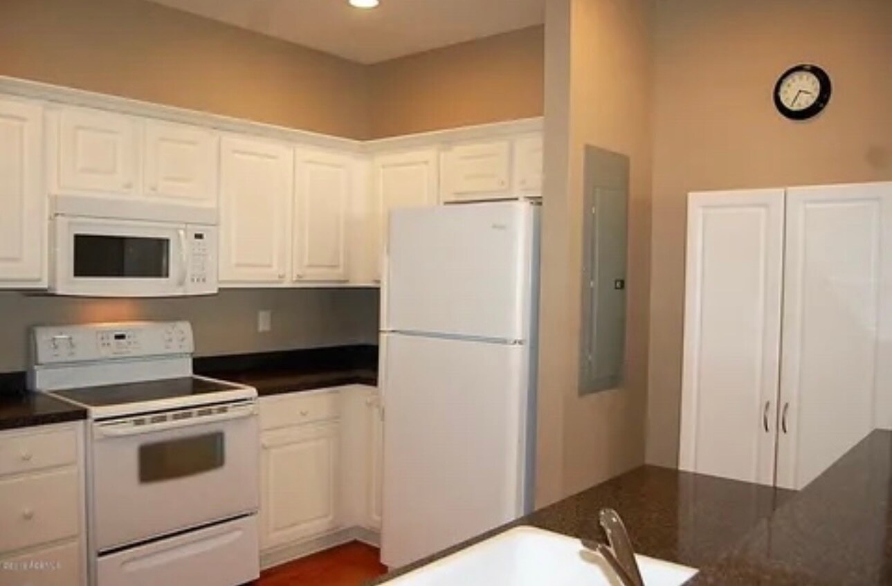 Building Photo - 8 Lagaree Ct