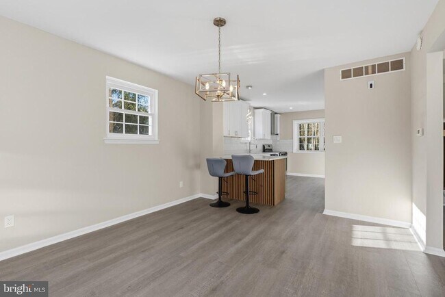 Building Photo - 221 Oak Ln