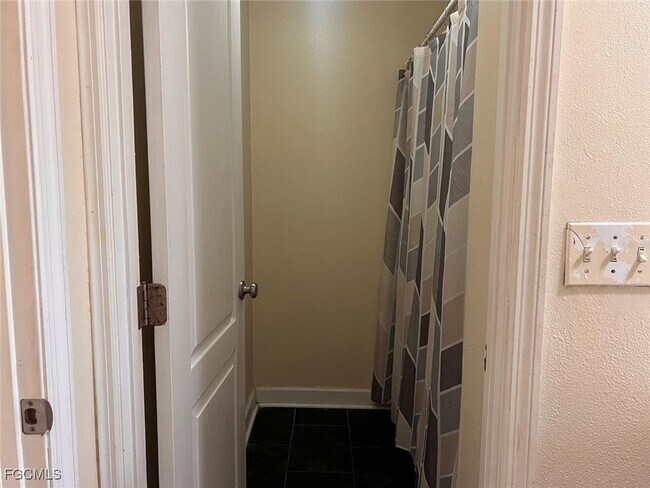 Building Photo - 2031 Dixie Belle Dr