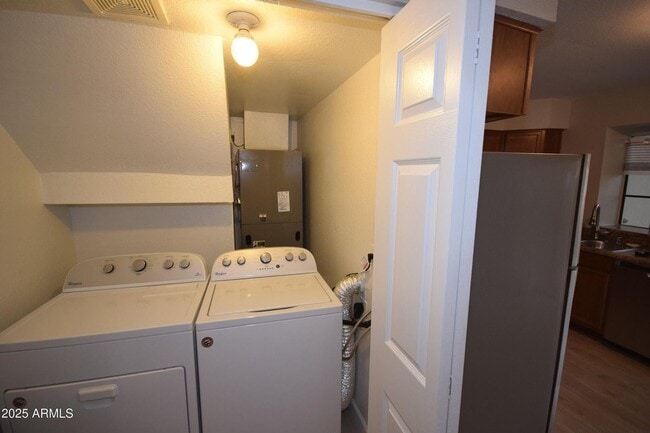 Building Photo - Beautiful 2 bed 2.5 bath Townhouse in Mesa!