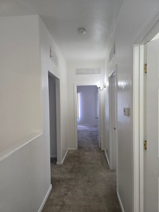 Building Photo - Large 4 bedroom home with Den - Corner lot...