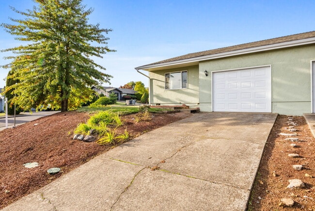 Primary Photo - 524 NE Dallas Dr