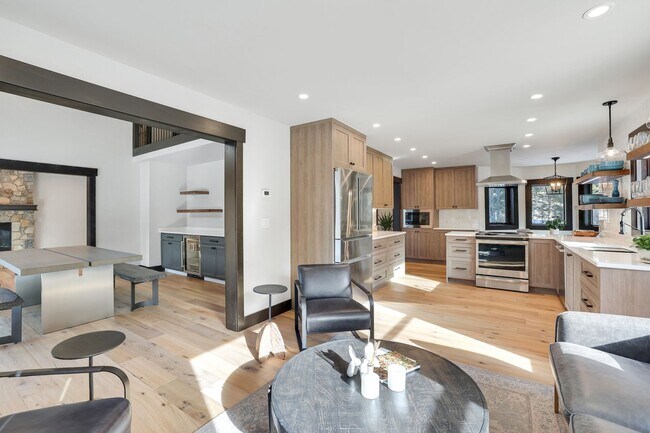 Building Photo - Luxury 3 bedoom/2.5 bathroom Home w/ Hot Tub