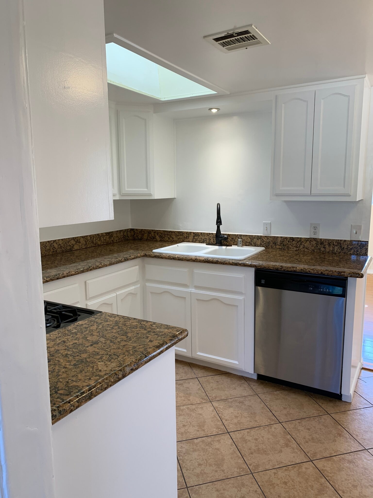 Kitchen with granite countertops - 10760 Russett Ave