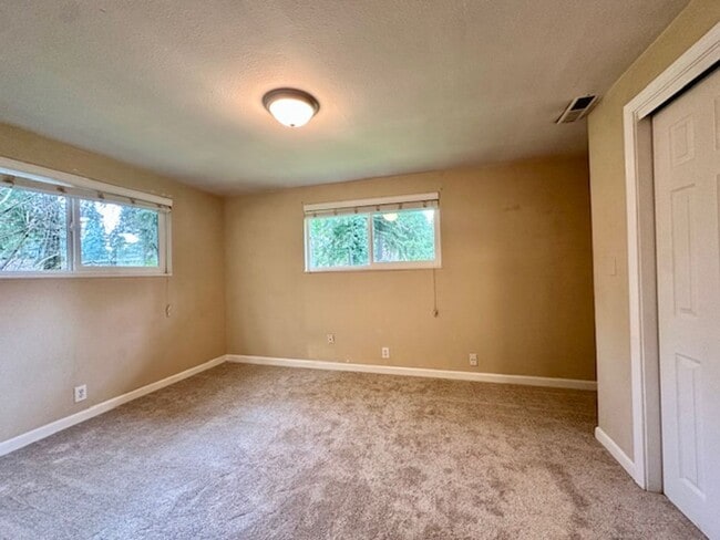 Building Photo - Private cozy rambler in the Issaquah school district