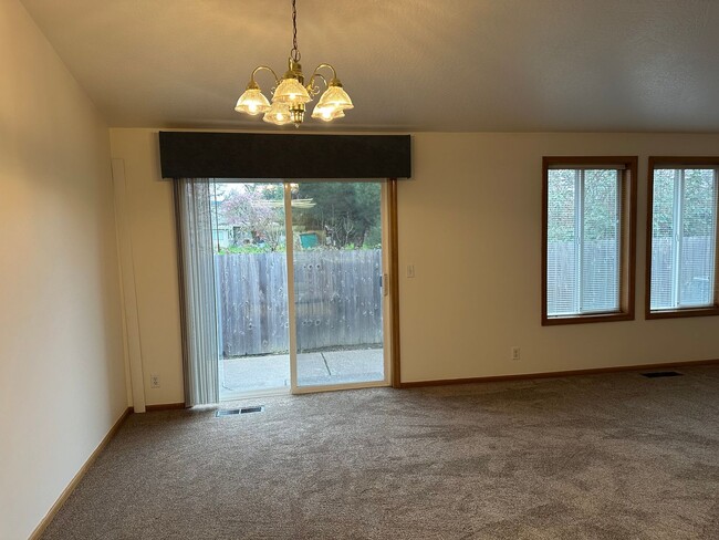 Building Photo - Updated 2 bedroom 2 bath duplex with garage!