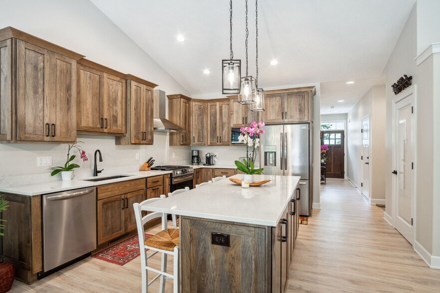 Building Photo - 6195 Hilltop Ct