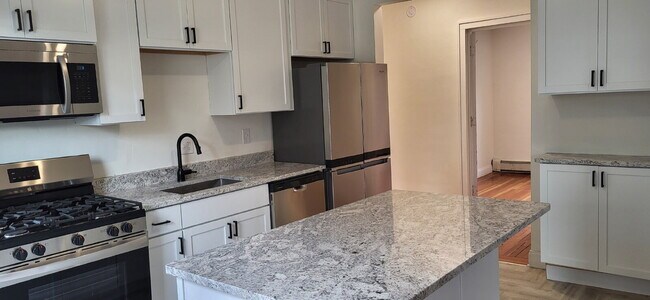 Building Photo - "Charming 2-Bed, 2-Bath Gem with Hardwood Floors in Vibrant Minneapolis!"