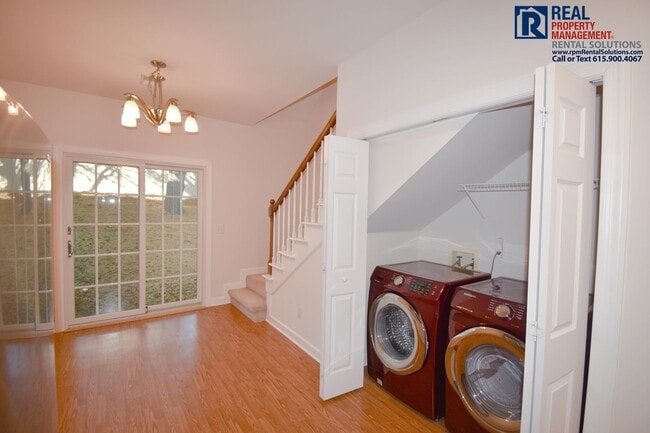 Building Photo - Charming 3 bd 2.5 ba townhouse! Washer/dryer included and attached garage!