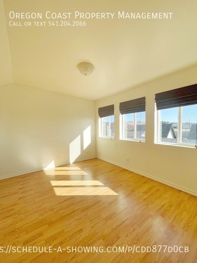 Building Photo - 2 bedroom duplex with views