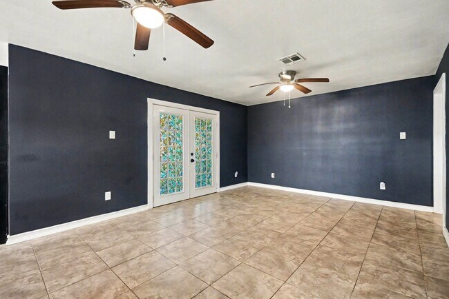 Building Photo - 5001 Glenhaven Dr