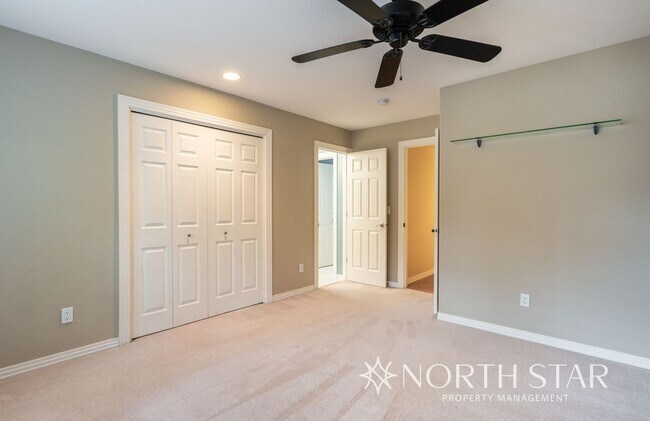 Building Photo - Spacious Elegance in Lake Oswego
