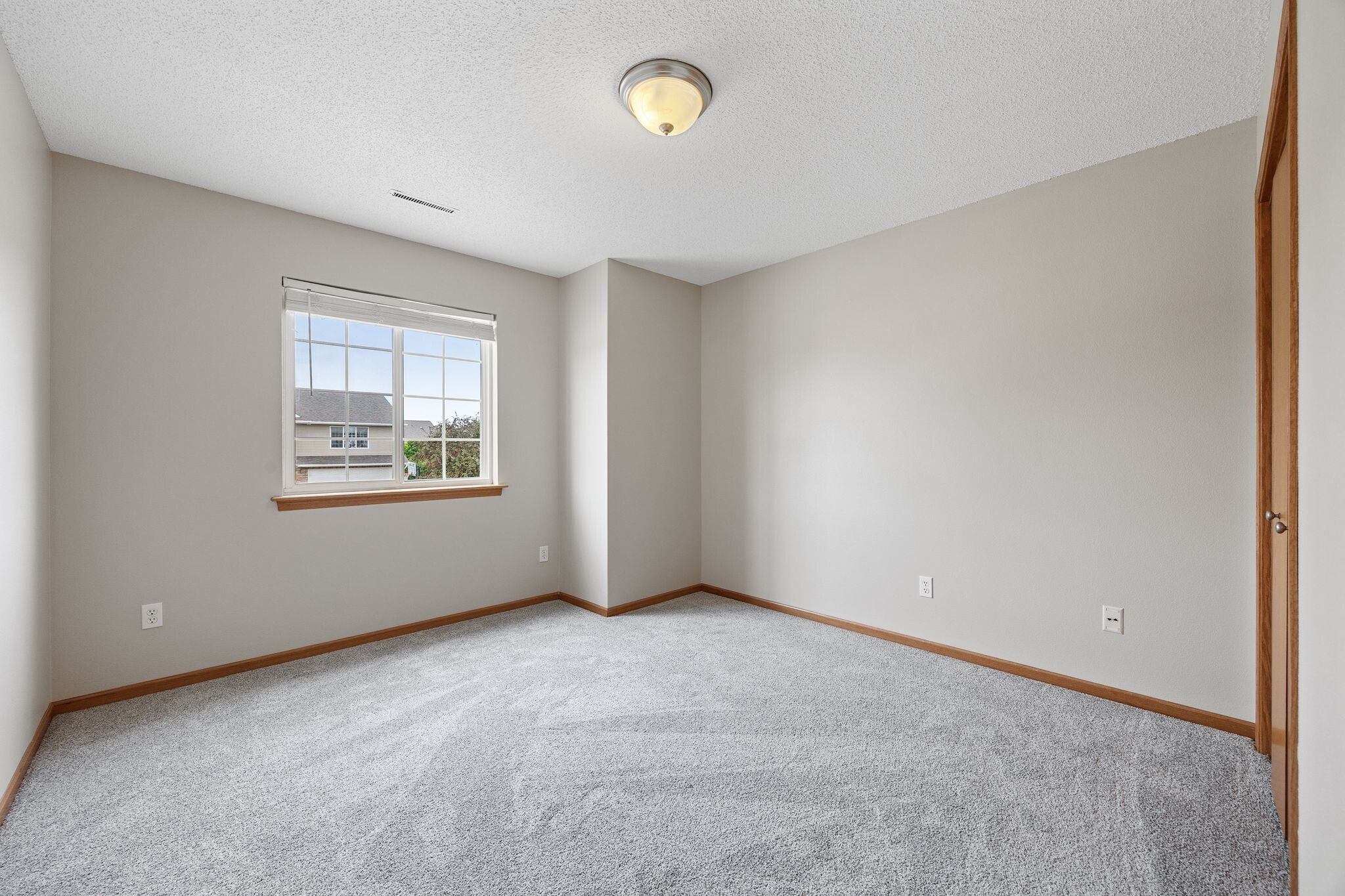 Building Photo - 533 E Goldfinch Dr