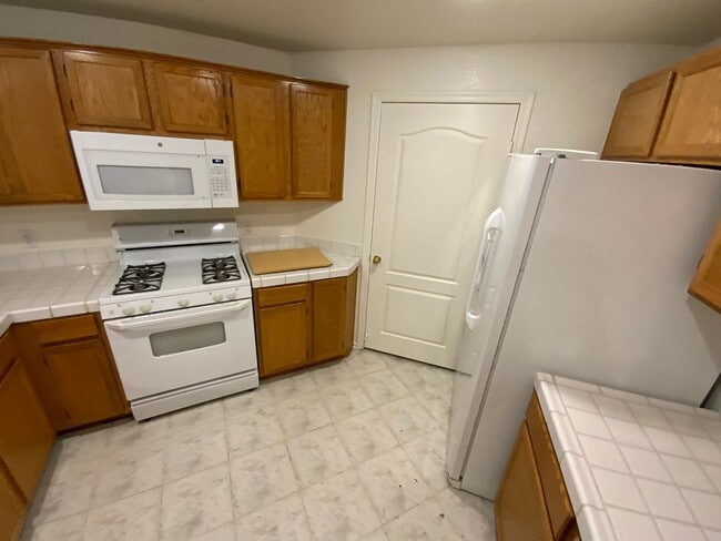 Building Photo - GREAT 1 STORY CONDO MINUTES FROM THE STRIP