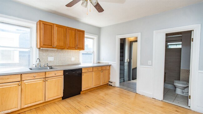 Building Photo - 2 br, 1 bath Triplex - 74 Vernon Street 2A