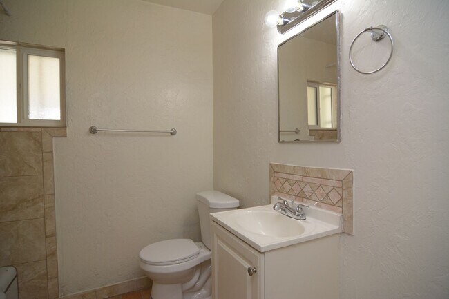 Building Photo - Charming 1 Bedroom 1 Bath House! Great Central Tucson Location!