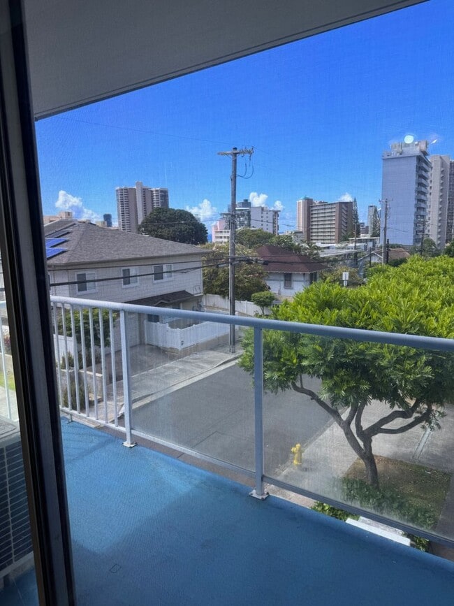 Building Photo - Central location! 1 bedroom, 1 bath, 1 parking. - Pet Possible - Available Now!