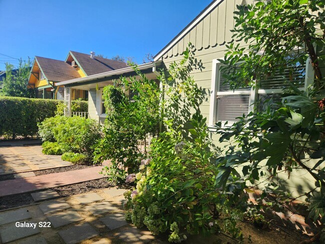 Building Photo - Beautiful 2 bedroom/1 bathroom home with a...