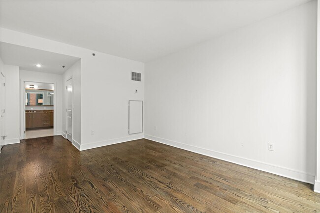 Building Photo - 1100 Maxwell Ln