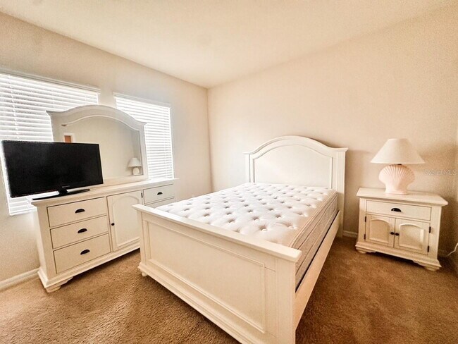 Building Photo - Gorgeous townhome! Community pool! fitness center!