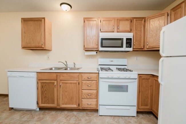 Building Photo - Maintenance free 2 bedroom, 1 bath town-ho...