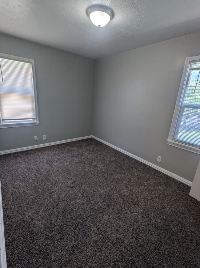 Building Photo - August Rent Free! 5 Bed 2 Bath Single Fami...