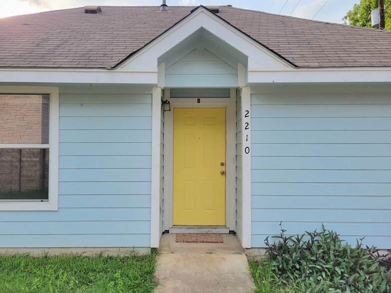 Building Photo - 2210 Holly St