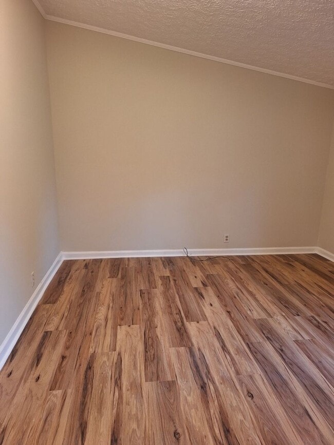 Building Photo - Country Living at its Best!!