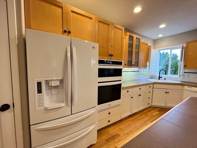 Building Photo - Immaculate 4 bedroom, 3.5 bathroom, tri-level Home in Tigard!! Expansive Views, Office space, Gam...