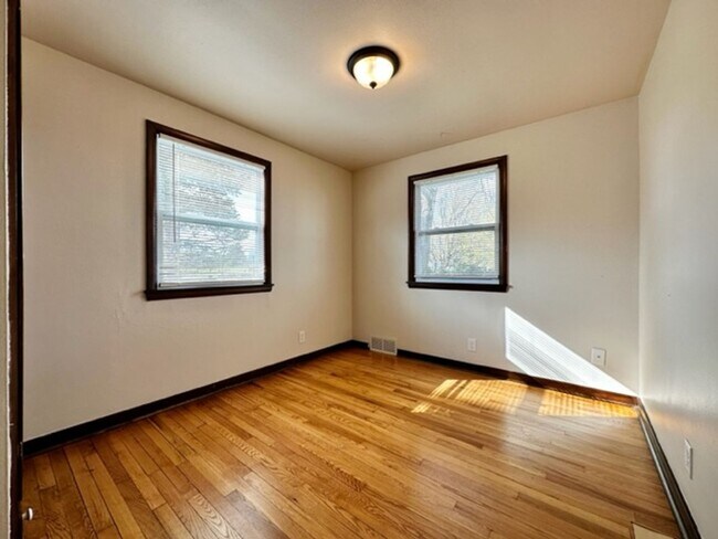 Building Photo - Charming 3 Bedroom 1 Bath Single Family Home
