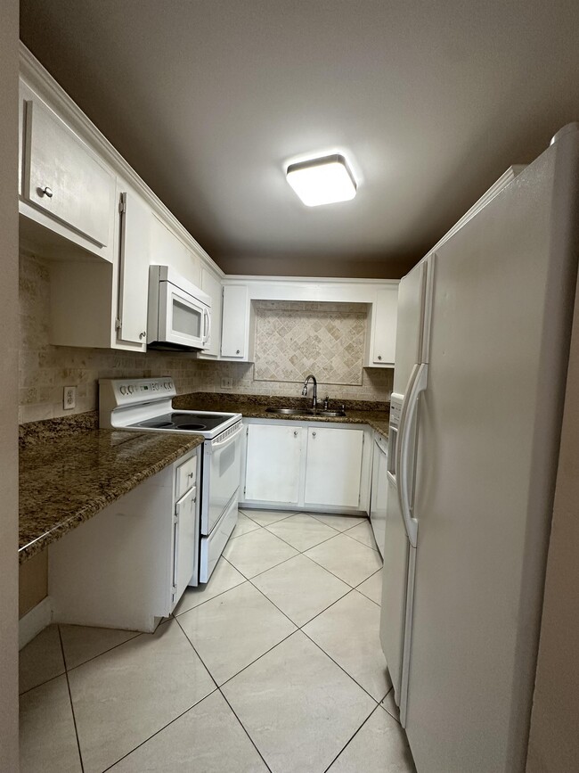 Building Photo - 5961 N Falls Cir Dr