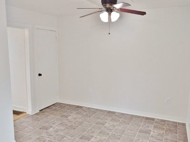 Building Photo - 2 Bed / 1 Bath Townhome