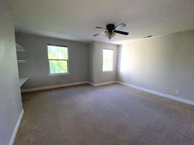 Building Photo - Top of the Hill - Gorgeous 5 Bedroom 3 Bat...