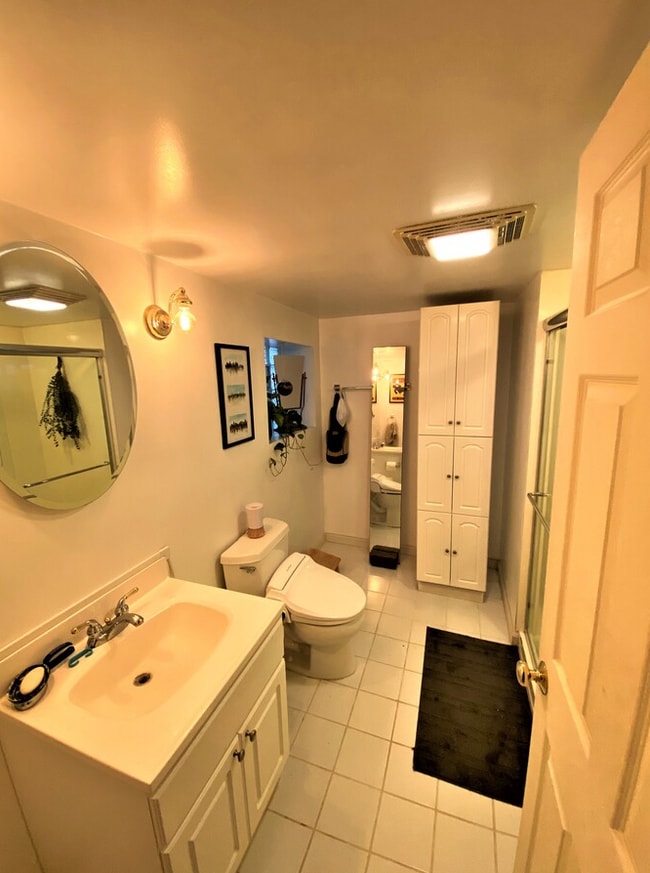 Building Photo - 5916 W Cornelia Ave