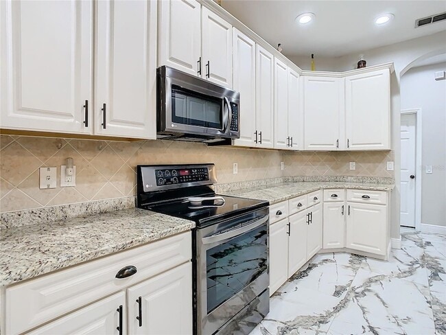 Building Photo - 16829 Midsummer Ln