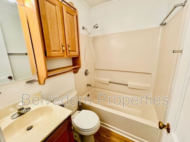 Building Photo - 2718 Robin Hood Dr