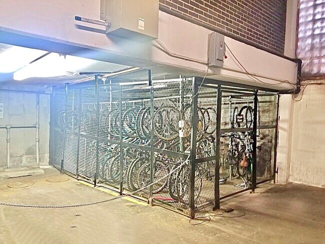 Building Photo - 3033 N Sheridan Rd