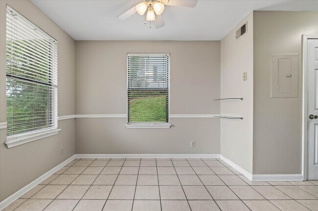 Building Photo - 921 Kingsbury Dr