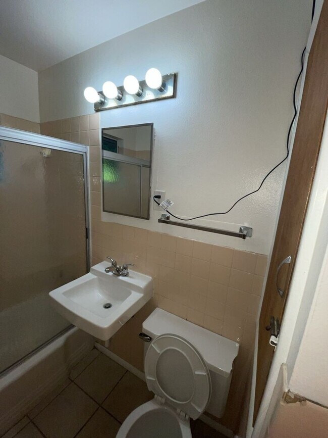 Building Photo - STUDENTS WELCOME! Campus West 5 Bed 2 Bath Ranch w/ Finished Basement