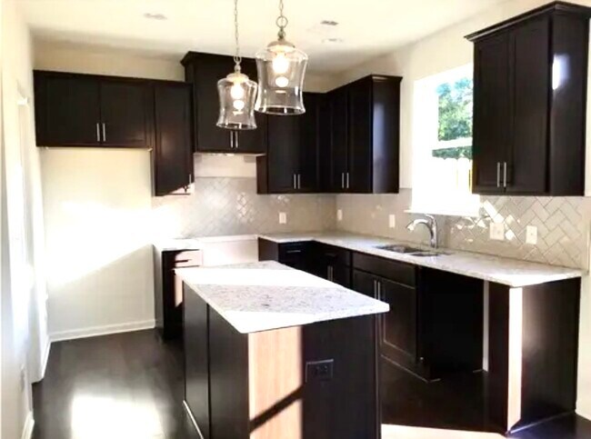 Building Photo - 2705 Kemp Ct