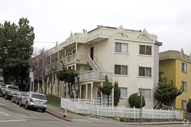 Primary Photo - 2303 Park Blvd