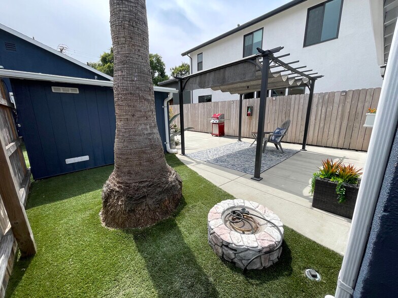Spacious Garden Patio Area (with gas fire pit) - 3541 Helms Ave