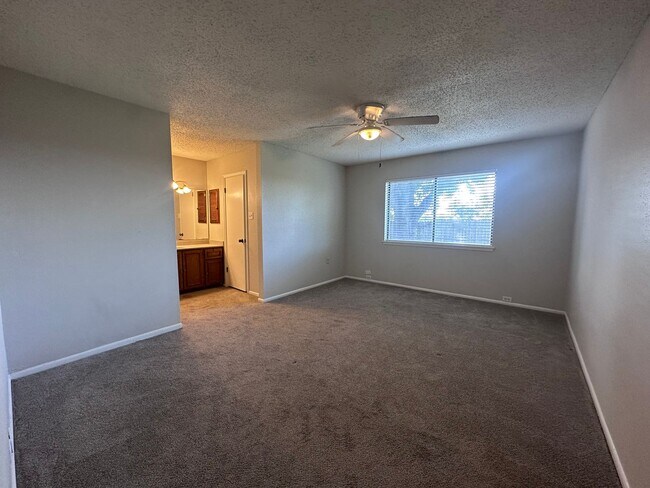 Building Photo - BEAUTIFUL WOOD FLOORING IN THIS 3 BR IN FO...