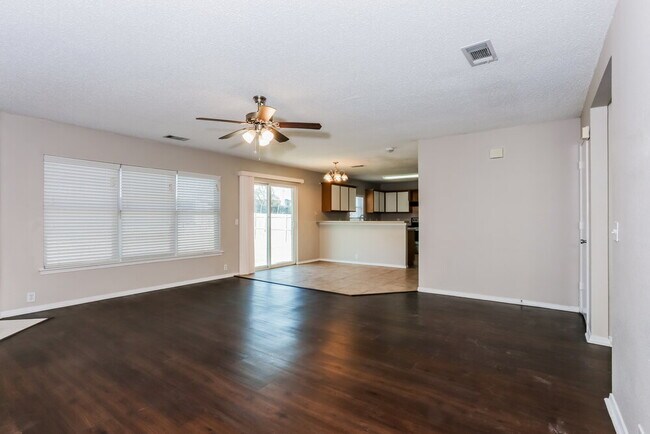 Building Photo - 1511 Columbia Dr