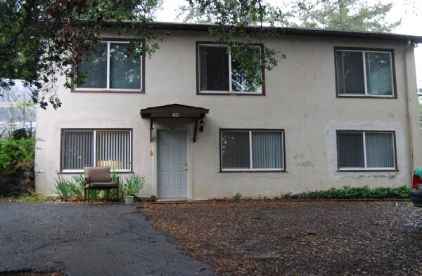 Building Photo - 210 Sky Oaks Dr