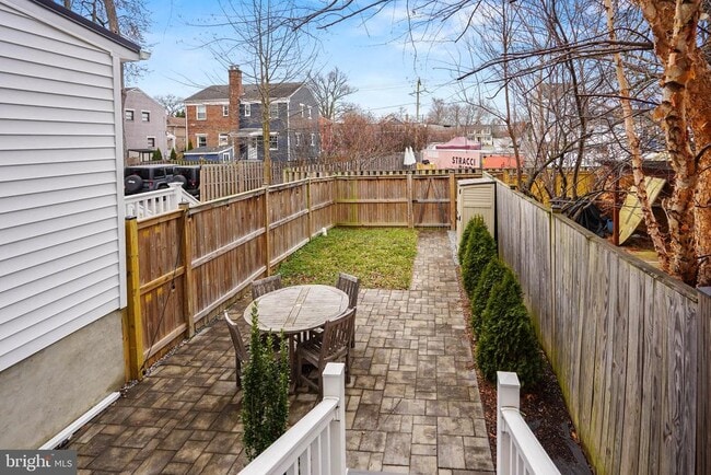 Building Photo - 19 Clifford Ave